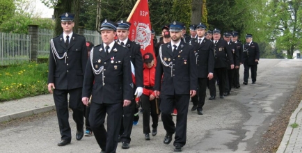 Przemarsz strażaków w mundurach galowych, fot. z archiwum OSP Kisielów